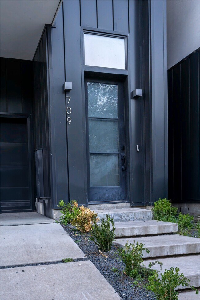 Foto del edificio - 709 Memorial Heights Dr