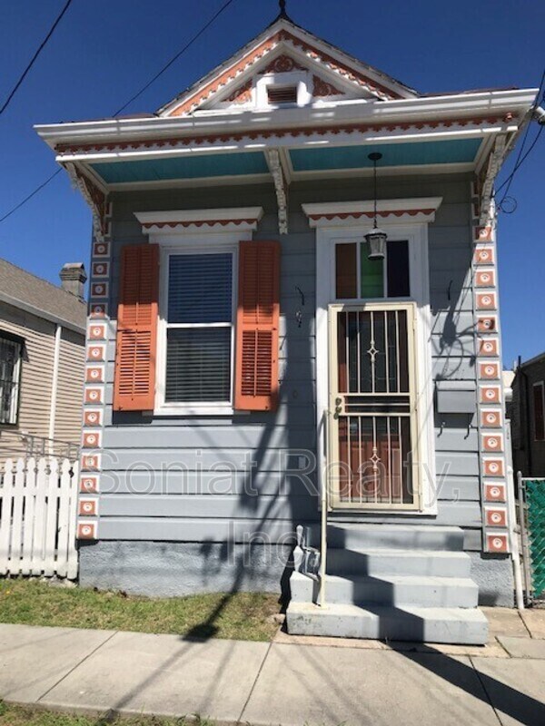 Primary Photo - 2711 Aubry St