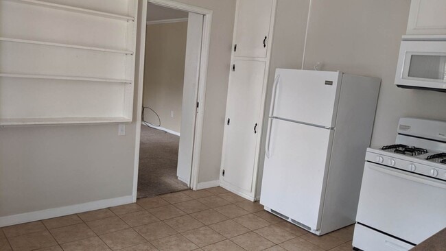 Building Photo - 673 Santa Rosa St