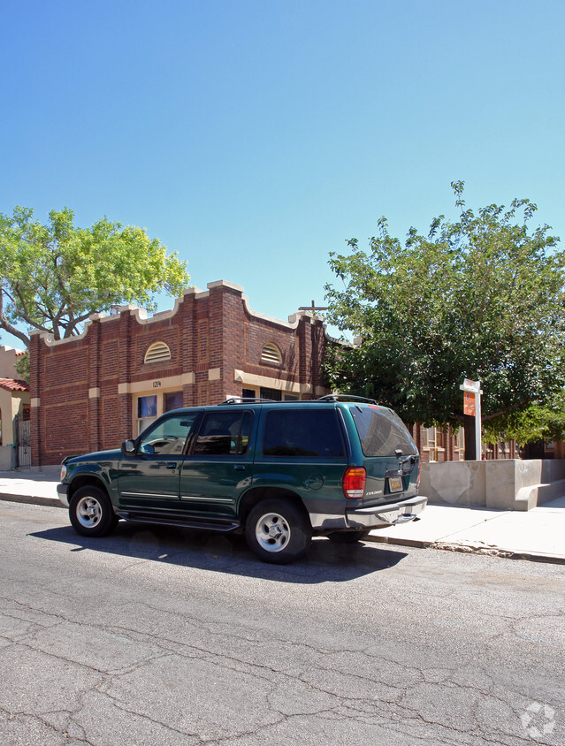 Building Photo - 1214 Randolph Dr