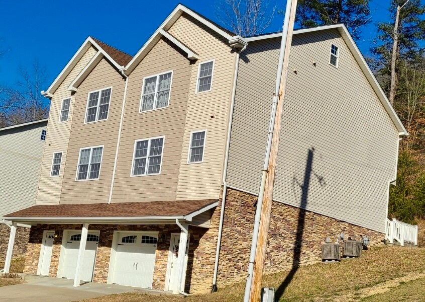 Primary Photo - 122 Split Rail Dr