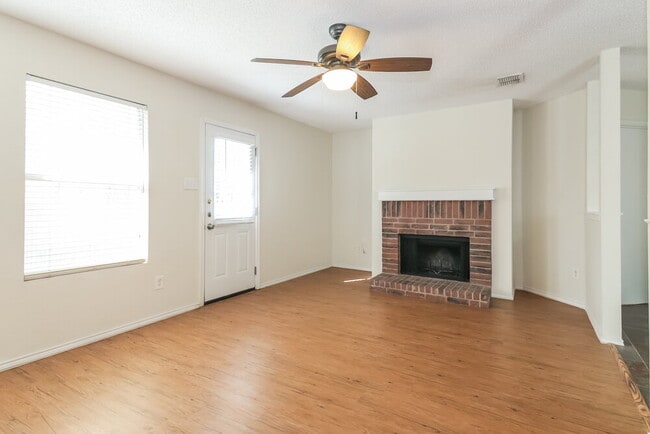 Building Photo - 8804 Seven Oaks Ln