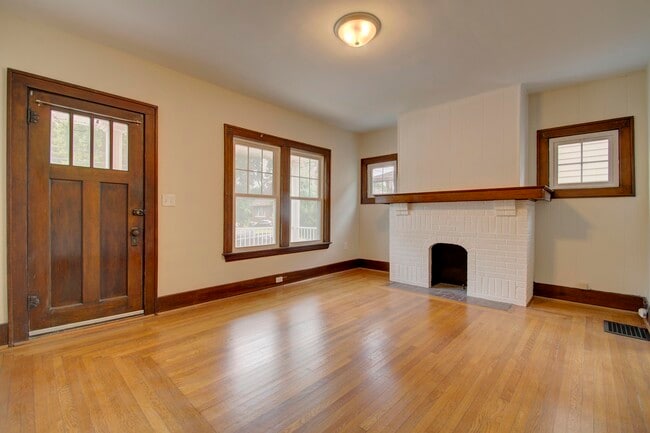 Building Photo - 1026 Altavia Ave