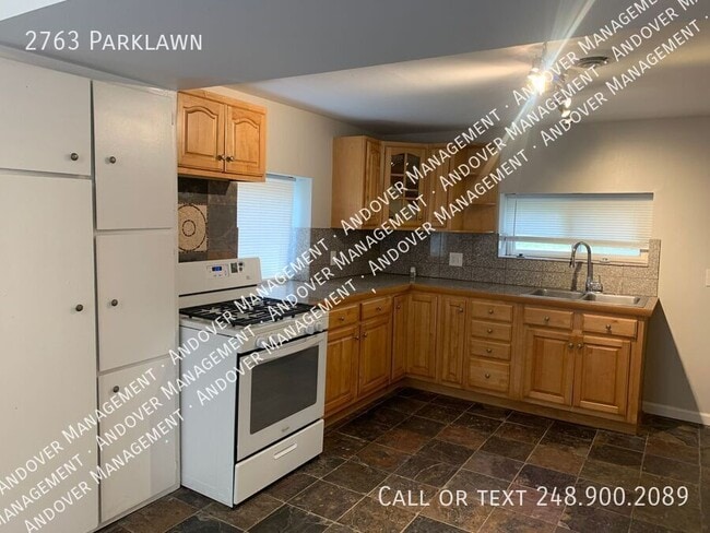 Building Photo - 2763 Parklawn-