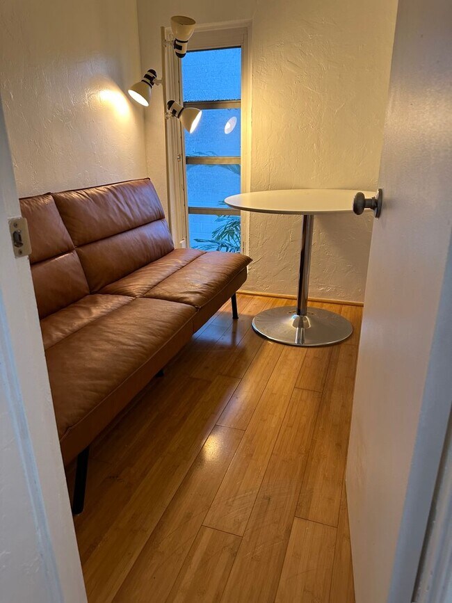 Building Photo - Charming 2 Bed/1 Bath fully furnished Spli...