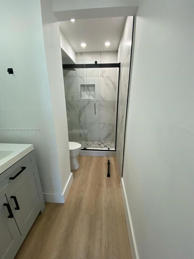 Foto del edificio - 2350 NE 135th St