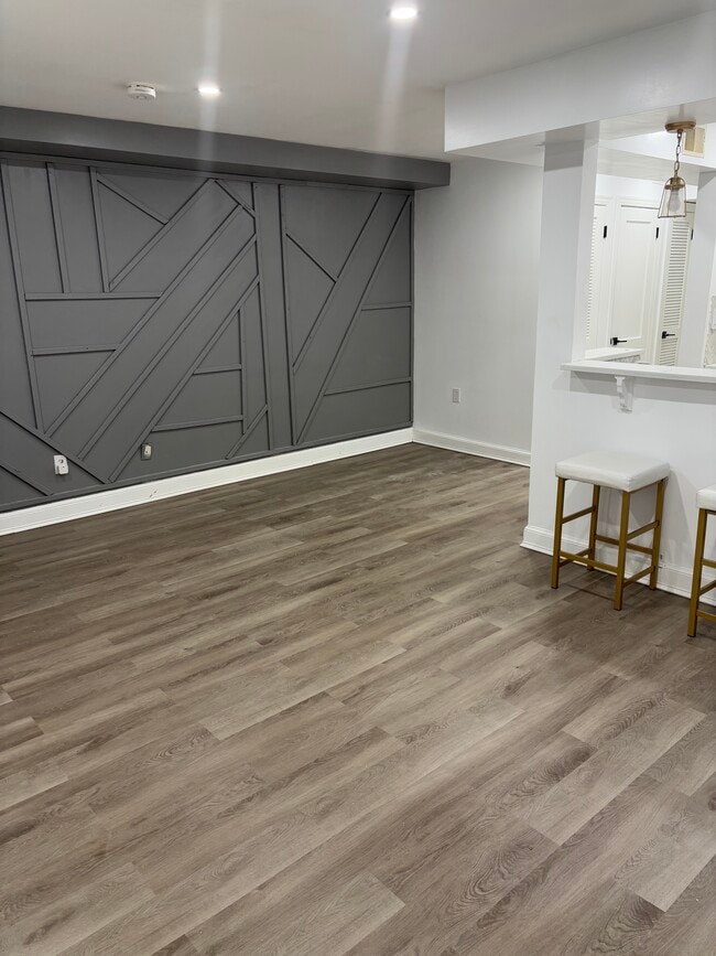 Building Photo - 4411 1st Pl NE