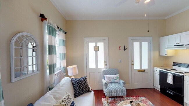 Foto del edificio - 3 Unit Building with an apartment for rent.
