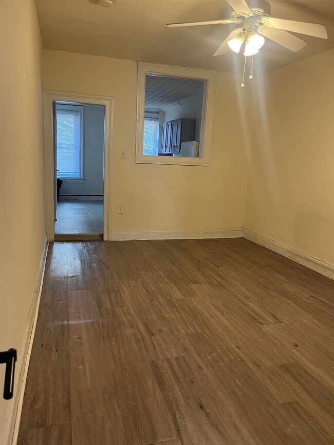 Building Photo - 527 Willow Ave