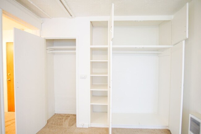Building Photo - Close-in NE Daylight Basement Studio Ready...