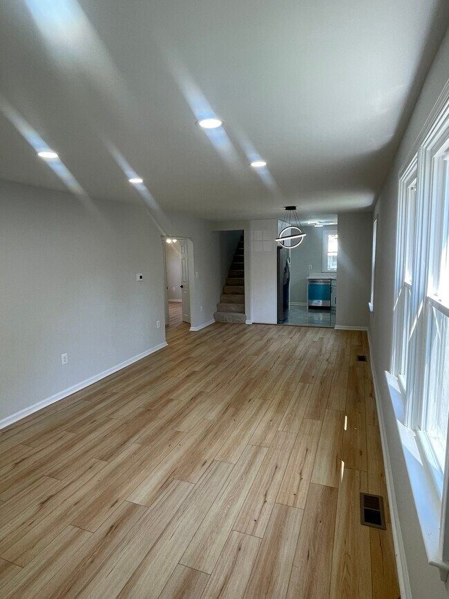 Área de la sala familiar - 2502 Linwood Rd