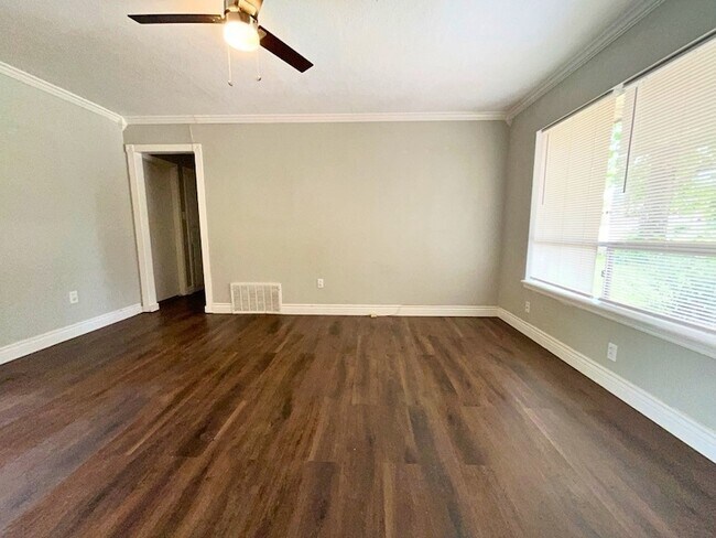 Foto del edificio - 2709 NW Hilltop Dr