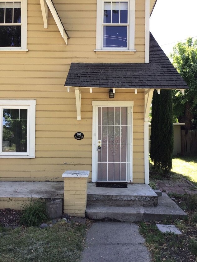 101 W Main St Unit 101 W. Main St. A, Talent, OR 97540 Room for Rent