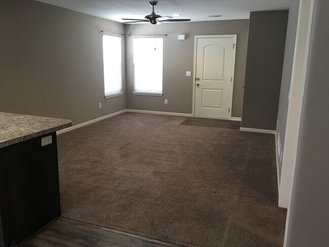 Building Photo - 2 Bed 2 Car Single Level Home in Raymore