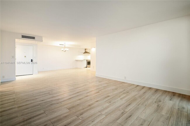 Foto del edificio - 1111 Crandon Blvd