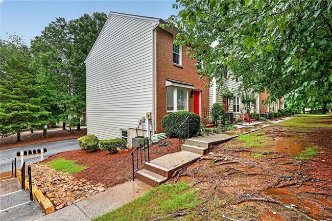 Foto del edificio - 226 High Creek Dr