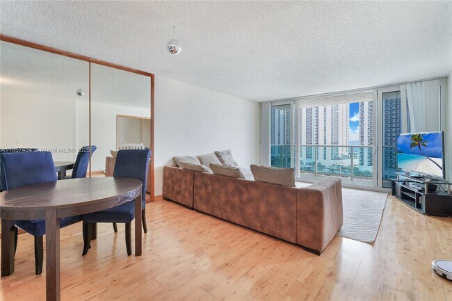 Building Photo - 100 Bayview Dr