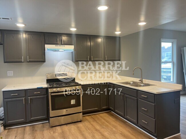 Foto del edificio - 2-Bed 1-Bath House + Large Storage Garage