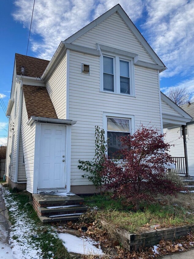 Foto principal - Cudell / West Blvd 3 Bedroom Single Family...