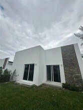 Building Photo - 2423 NW 23rd Ln