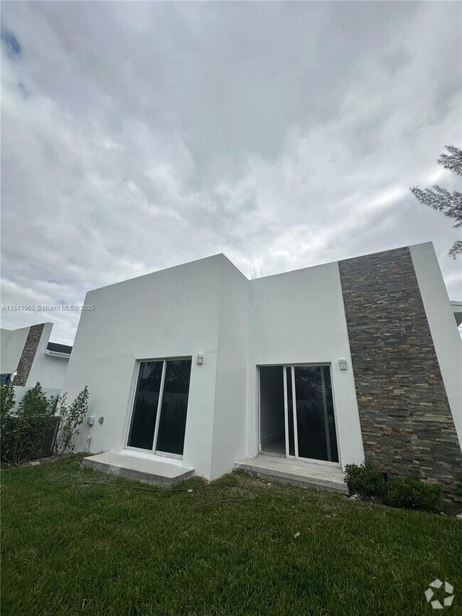 Building Photo - 2423 NW 23rd Ln