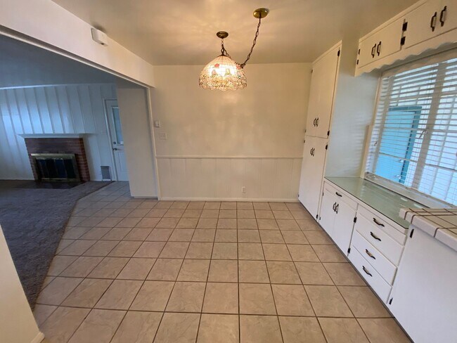Building Photo - Home in Tulare for Rent!