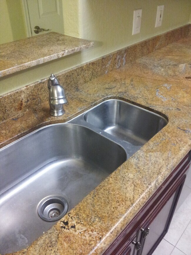 Building Photo - Two Bedroom Condo In Plantation Point - On...