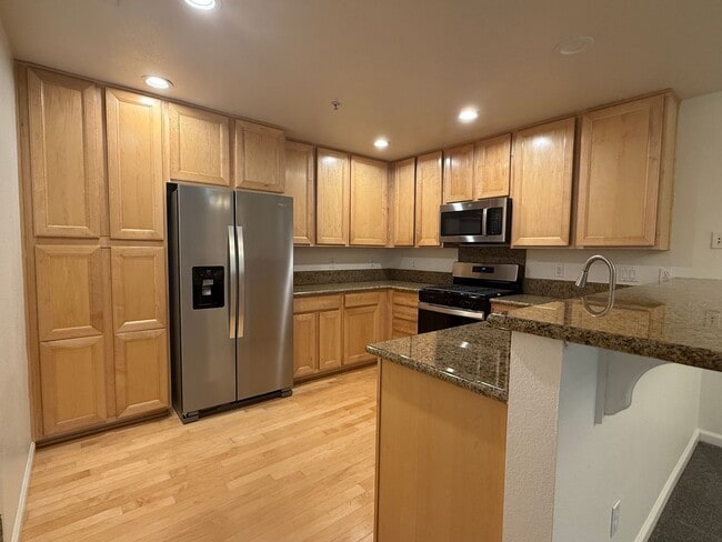 Building Photo - Beautiful Upscale and Modern 2 Bedroom 2 B...