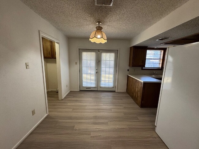 Foto del edificio - Beautiful 2-Bedroom Duplex with Fireplace!