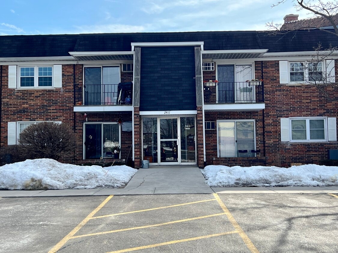 2411 Ogden Ave Unit 5, Downers Grove, IL 60515 Condo for Rent in