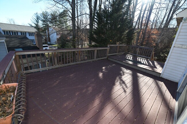 Foto del edificio - Gorgeous 4 BR 2+2 Baths Colonial - Finished Walk-Out Basement and Car Garage