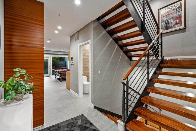 Building Photo - 609 Queen St