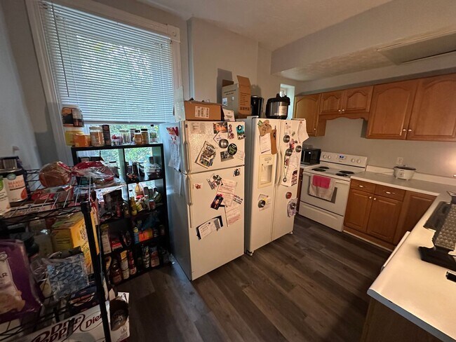 Foto del edificio - 5 Bedroom House Available Next to UC Campus