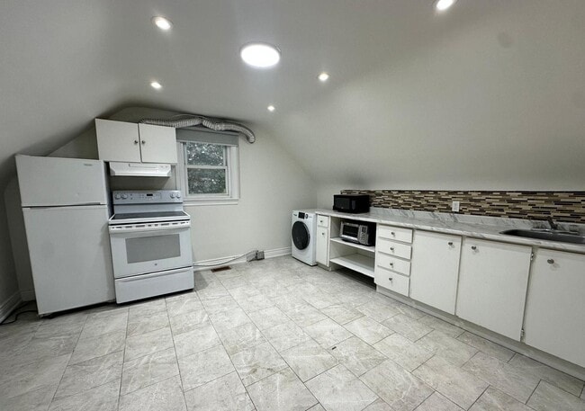 Building Photo - Well-Maintained Upper-Level Apartment (1 Bed, 1 Bath)