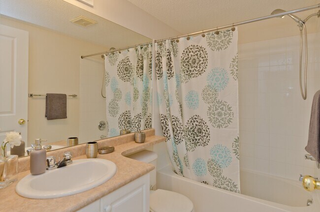 Building Photo - Somerset Pointe