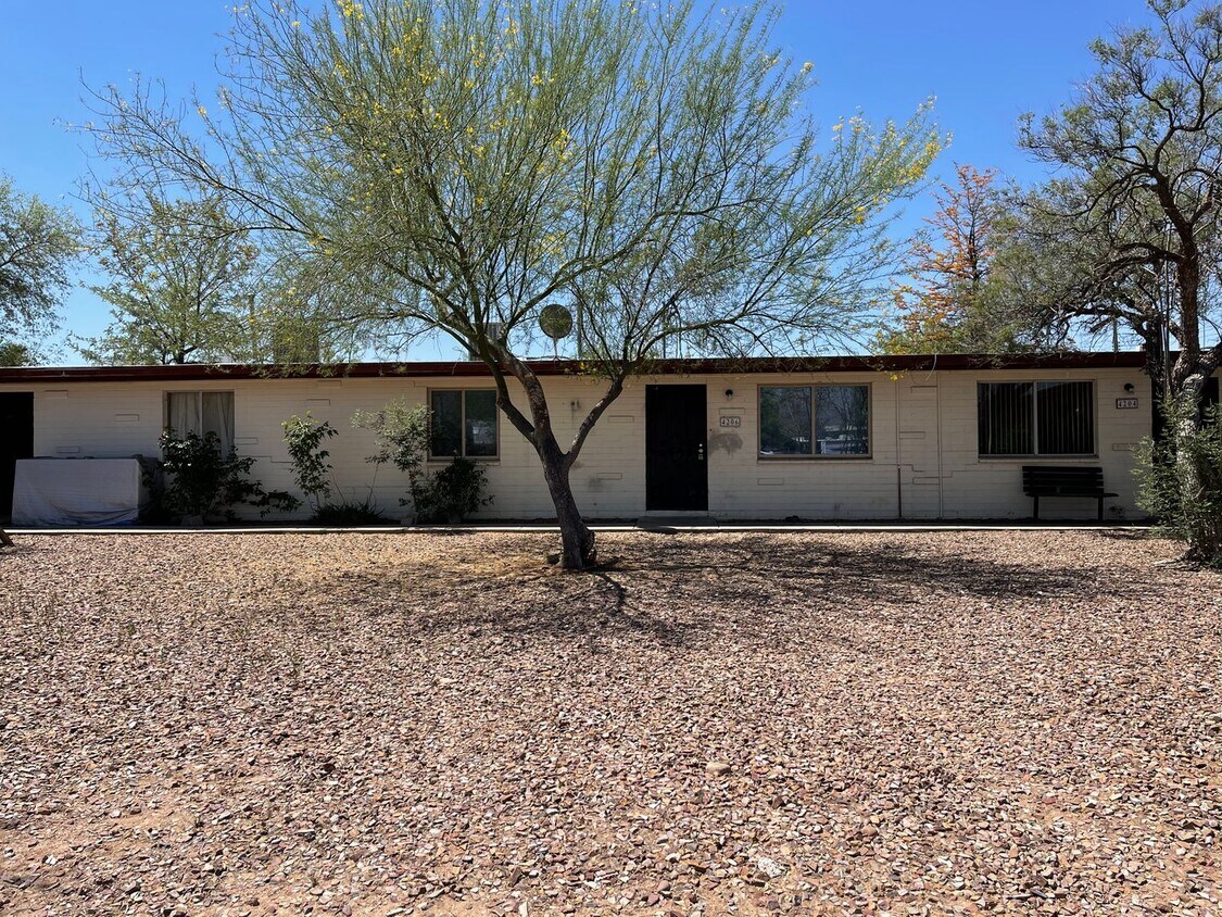 Foto principal - Central 2 bedroom 1 bath unit with Fenced ...
