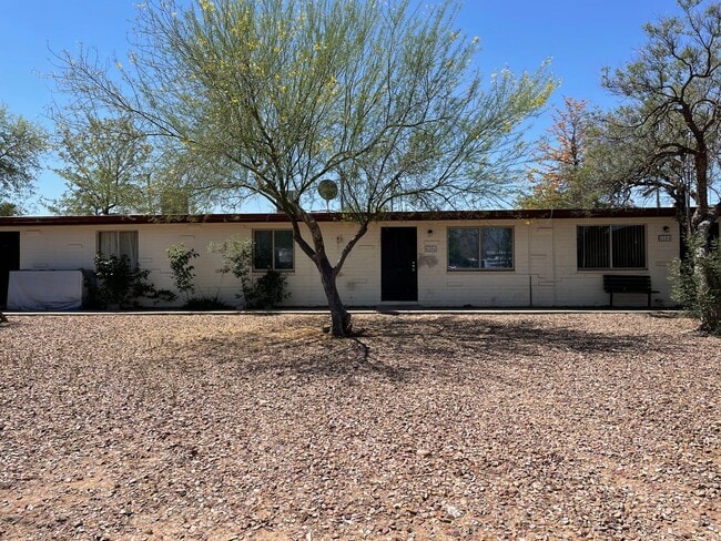 Building Photo - Central 2 bedroom 1 bath unit with Fenced ...