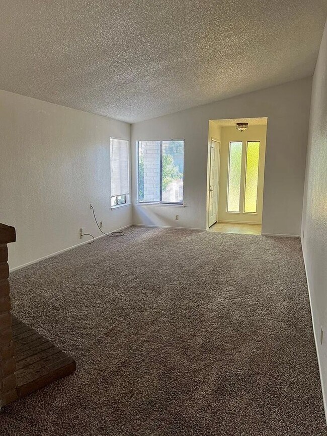 Foto del edificio - Charming 3 Bedroom, 2 Bath Halfplex in Southwest Woodland