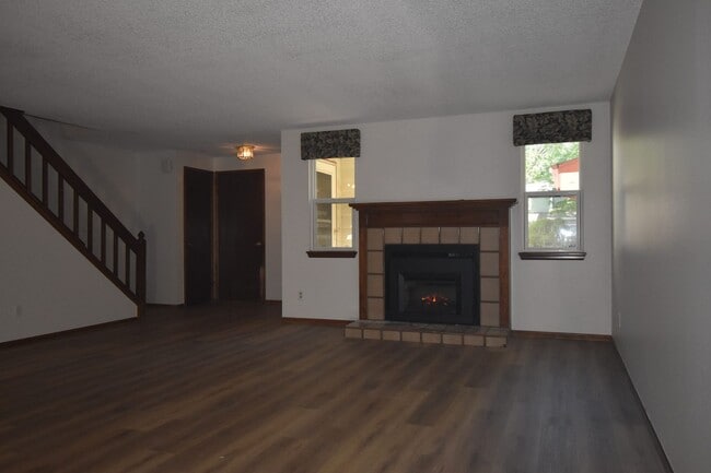 Building Photo - GREAT 3 BEDROOM/2 BATHROOM TOWNHOME WITH NEW PAINT & FLOORING. AVAILABLE 5/23.