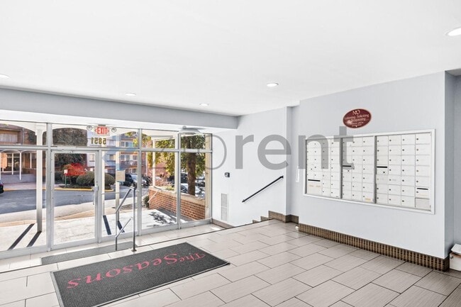 Building Photo - 5851 Quantrell Ave