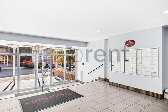 Foto del edificio - 5851 Quantrell Ave