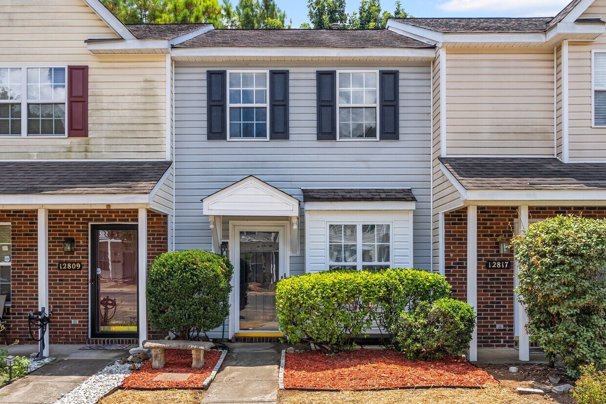 Foto principal - Great 2 bdrm Townhome in Steele Creek area...