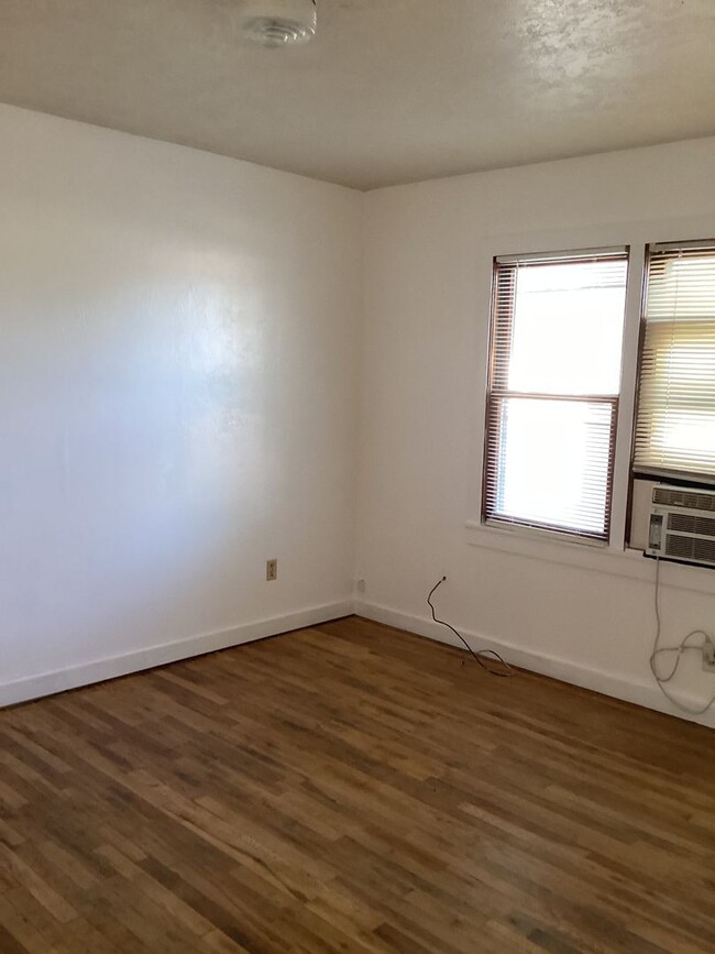 Building Photo - Located in Portales!! Cozy 1 bed apartment!