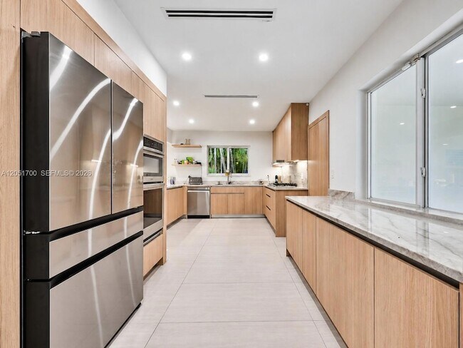 Foto del edificio - 600 NE 52nd Terrace