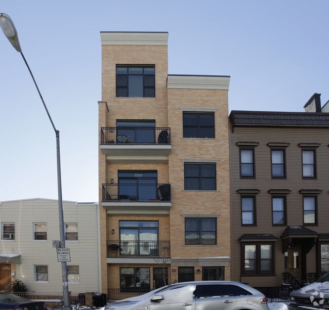 Building Photo - 206 Kent St