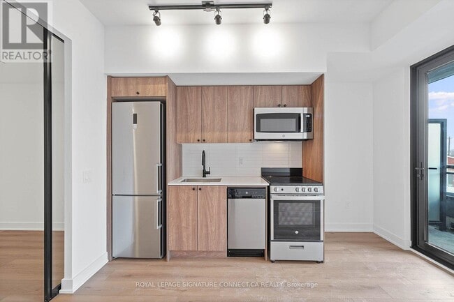 Building Photo - 758 Dovercourt Rd