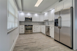 Building Photo - 625 Oaks Dr