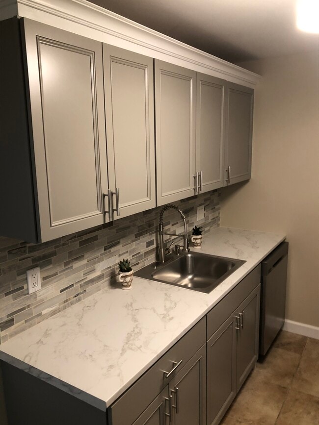 85 Woodsedge Dr Unit 5C, Newington, CT 06111 Condo for Rent in