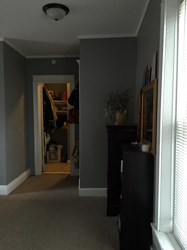 Building Photo - 1 Bedroom 1 Bath Upstairs Downtown Lafayette