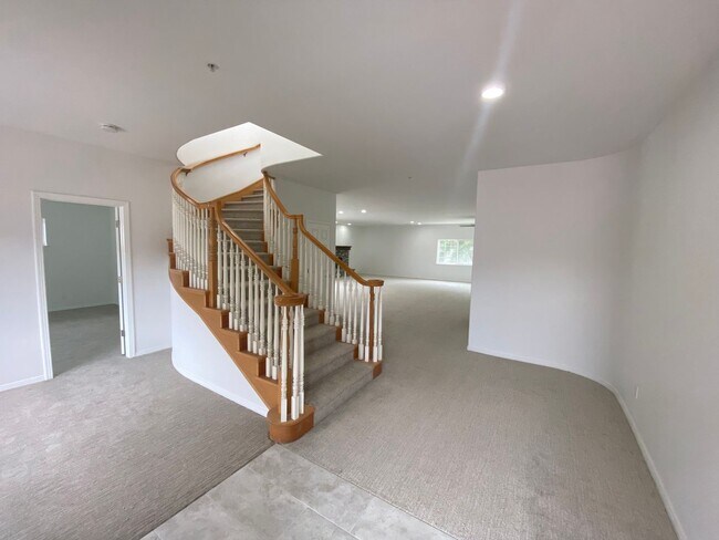Foto del edificio - Newly Renovated Stone Steps - 4bd 4 ba Enc...